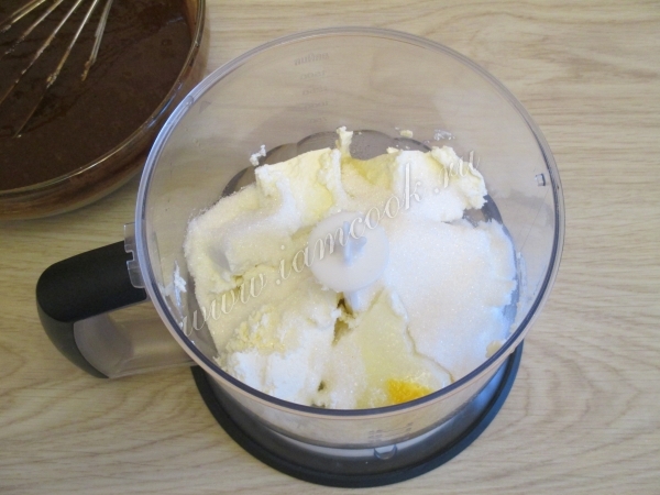 Добавить творог яйца и сахар