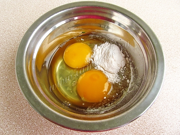 Яйца с мукой