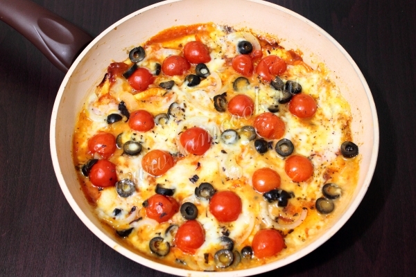Пицца с сыром моцарелла и помидорами черри