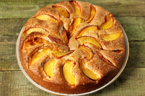 Простой рецепт пирога с персиками