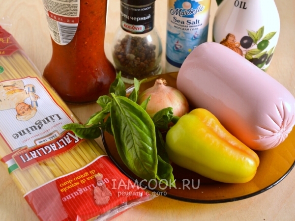 Ингредиенты для жареных макарон с колбасой в томатном соусе