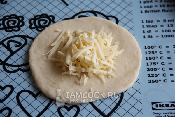 Положить на раскатанное тесто сыр
