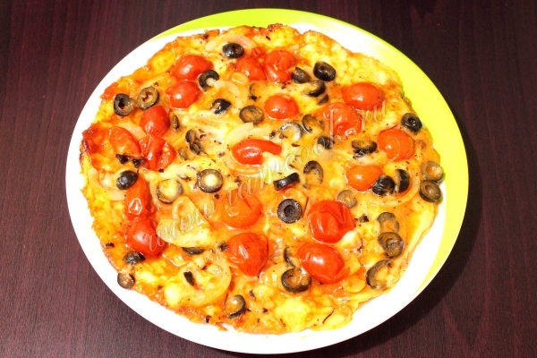 Пицца с помидорами черри и моцареллой