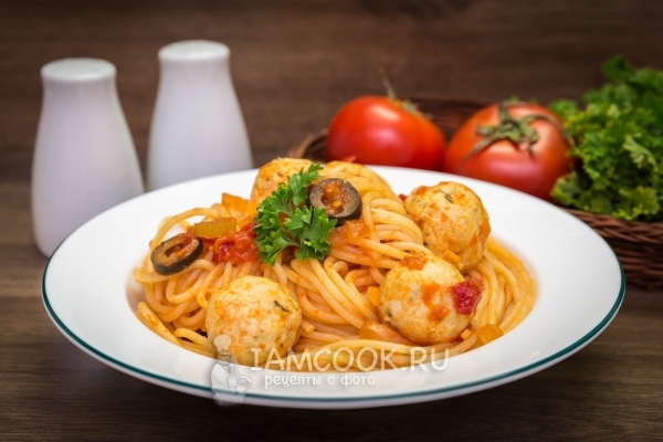 Фото спагетти с куриными фрикадельками в томатном соусе