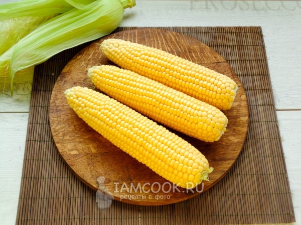 Очищенные початки кукурузы