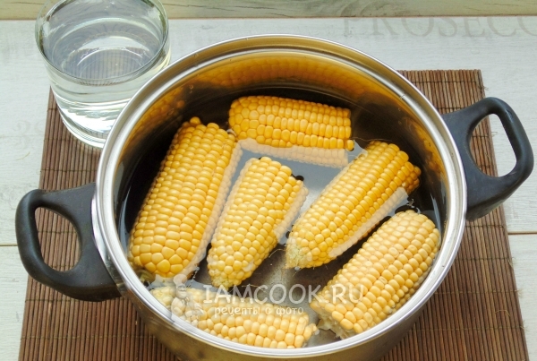 Початки кукурузы в кастрюле
