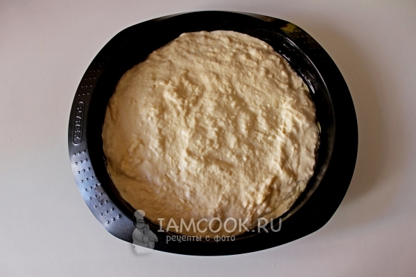 Переложить тесто в форму