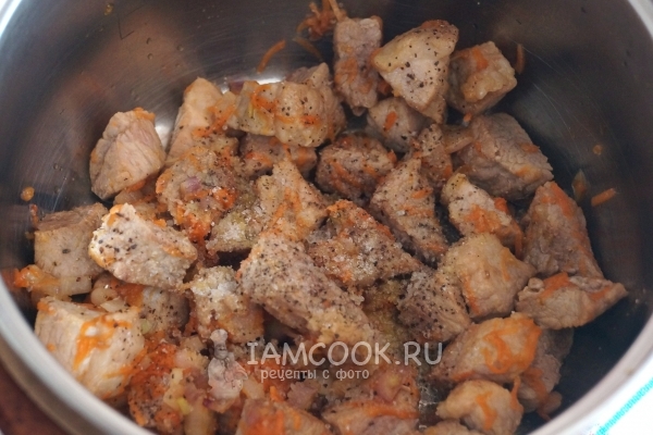 Пожарить мясо с луком, морковью и специями