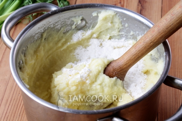 Соединить картофельное пюре, сметану, масло и муку