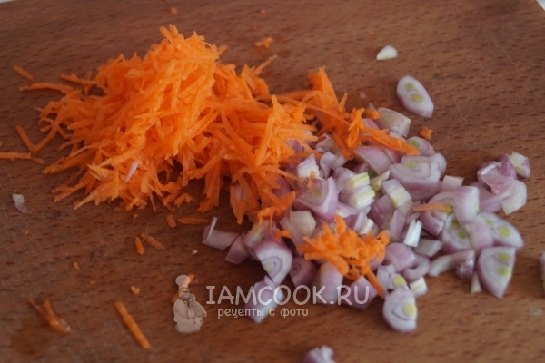 Измельчить лук и морковь