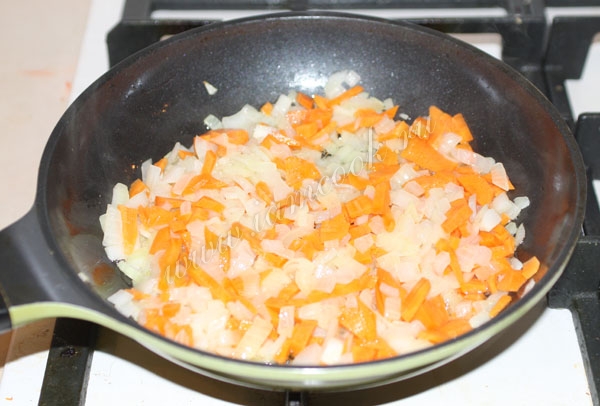 Лук с морковью в сковороде