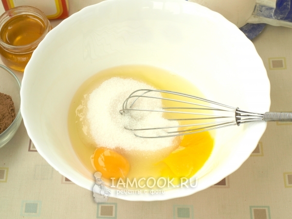 Соединить яйца с сахаром