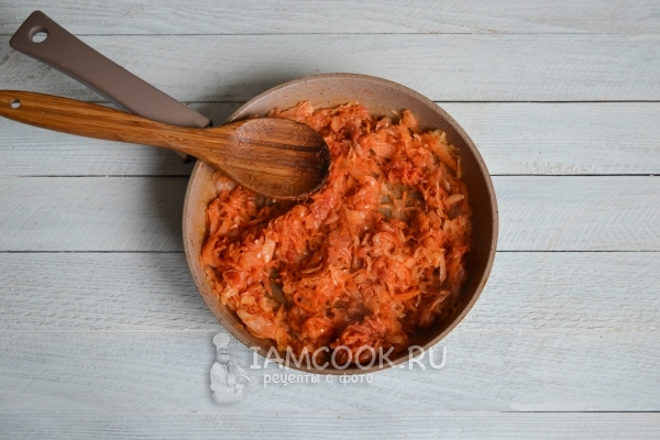 Размешать капусту с томатной пастой
