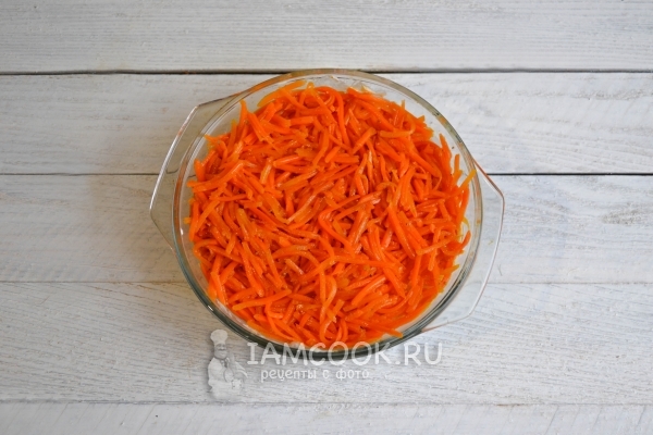 Положить слой моркови