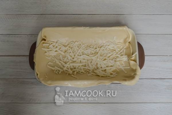 Положить на тесто сыр