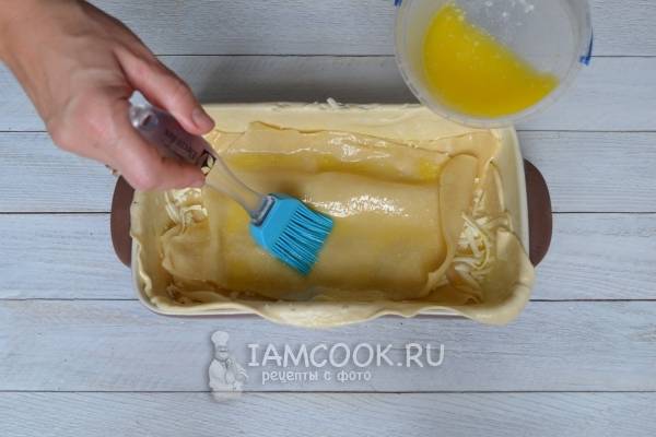 Смазать тесто маслом