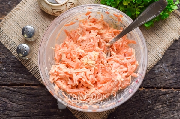 Фото салата «Рыжик» с морковью и сыром
