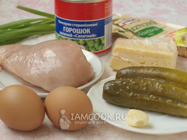 Ингредиенты для салата с курицей, горошком и огурцом
