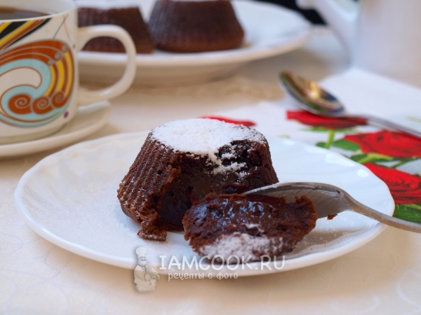Готовые шоколадные кексы с жидкой начинкой