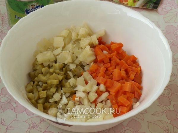 Положить морковь и картофель