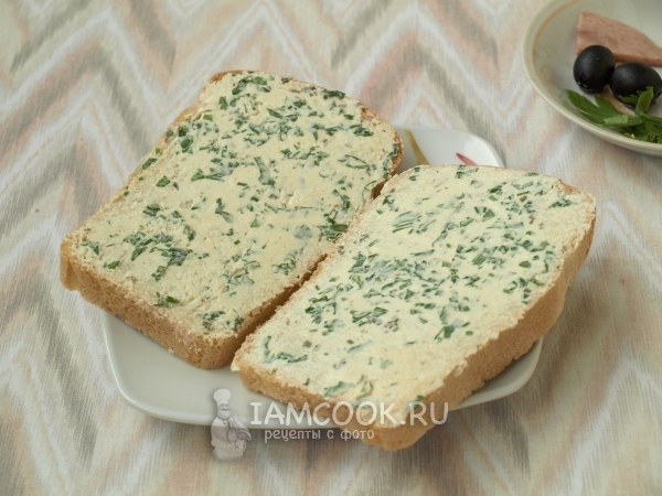 Намазать хлеб сыром с зеленью