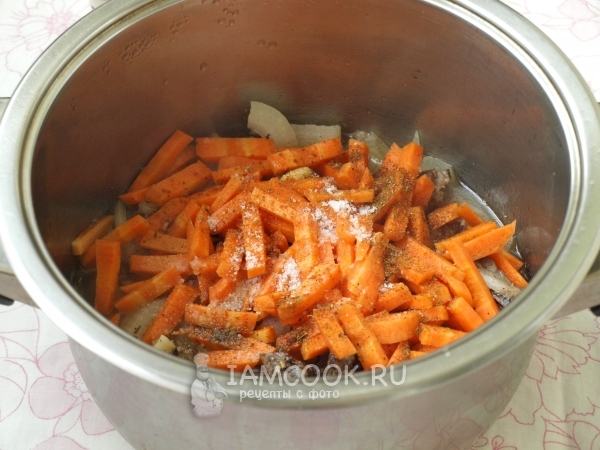 Добавить воду, морковь, соль и перец