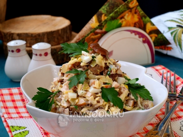 Рецепт салата с копченой курицей, грибами и сыром