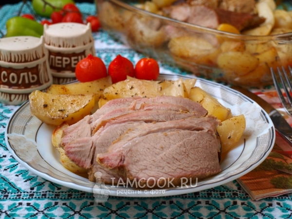 Фото свиной лопатки в духовке с картошкой