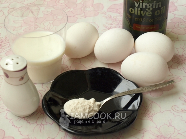 Ингредиенты для пышного омлета с мукой и молоком на сковороде