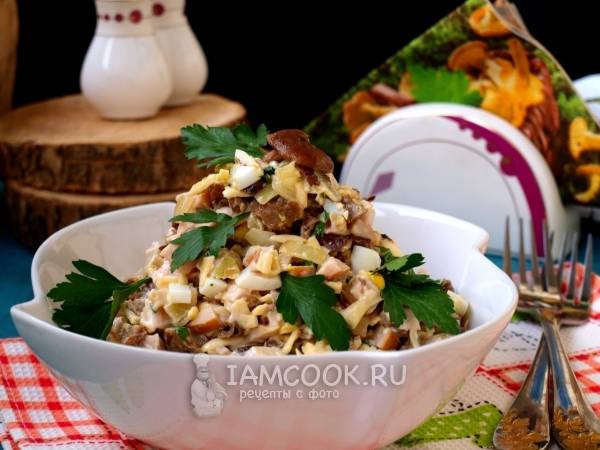 Слоеный салат с копченой курицей и грибами