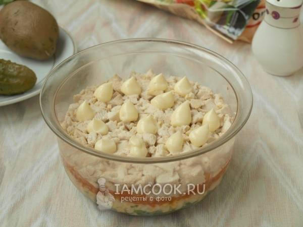 Слоеный куриный салат с грибами и картофелем