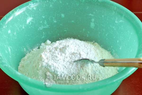 Соединить муку, сахарную пудру и соль
