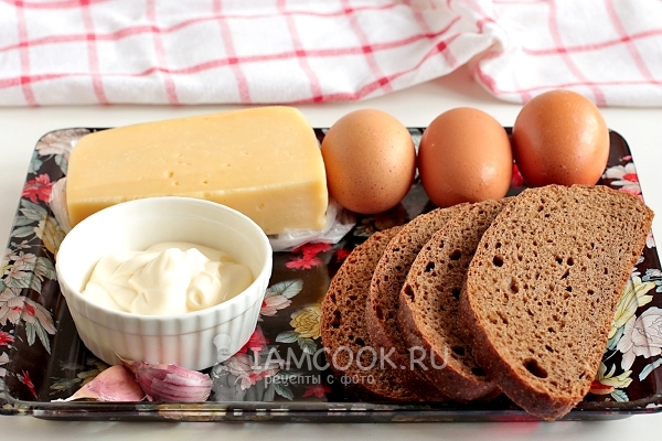 Ингредиенты для гренок из черного хлеба с сыром и яйцом