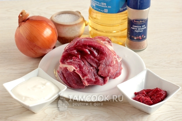 Ингредиенты для бефстроганов из говядины с луком и сметаной