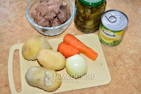 Ингредиенты для печеночного салата с куриной печенью, морковью и маринованными огурцами