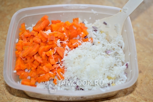 Добавить морковь и дайкон
