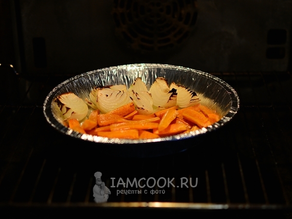 Запечь лук и морковь в духовке