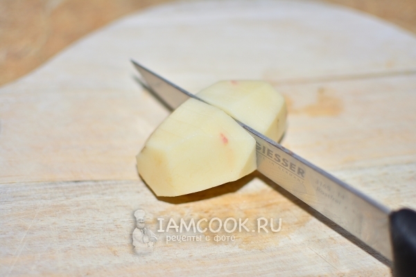 Разрезать картофель