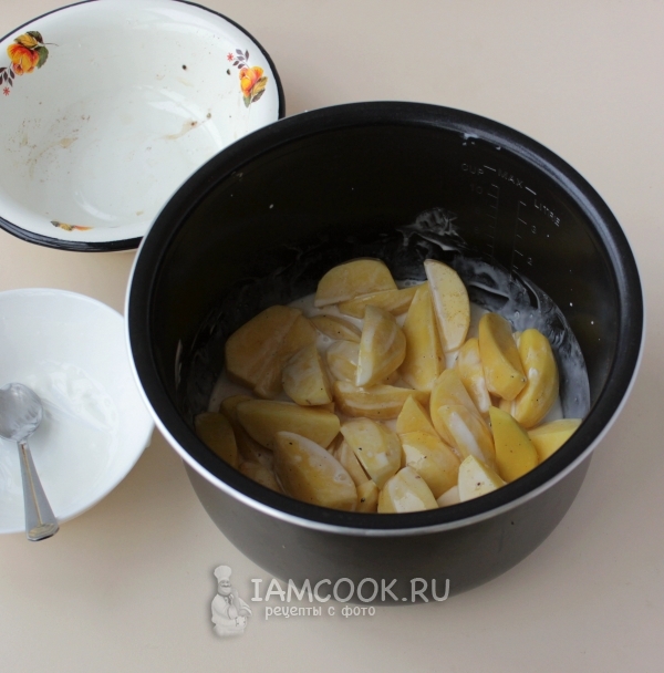 Полить картофель сметанной заливкой