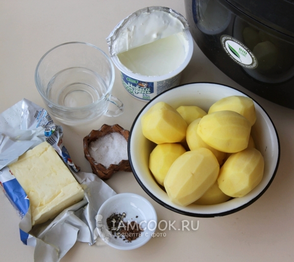 Ингредиенты для тушеной картошки в сметане в мультиварке