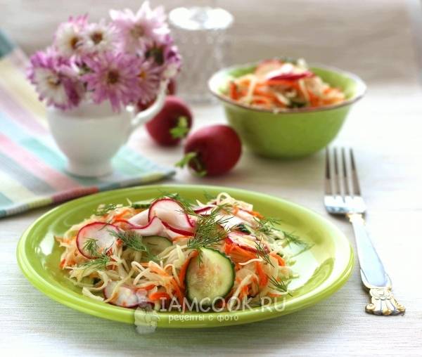 Витаминный салат с морковью и капустой