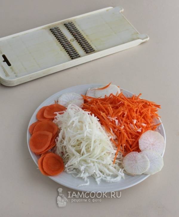 Рецепт приготовления корейского салата из редьки и моркови: