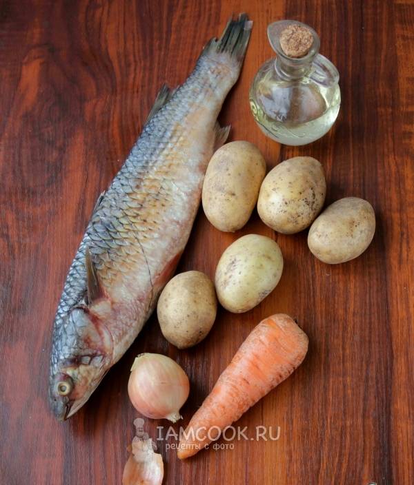 Картошка тушеная с рыбой в кастрюле
