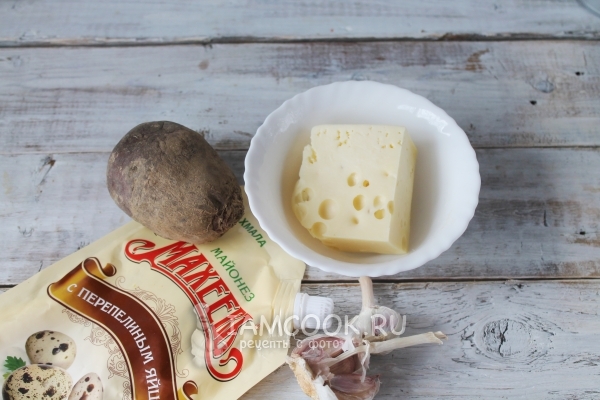 Ингредиенты для салата из свеклы с сыром и чесноком