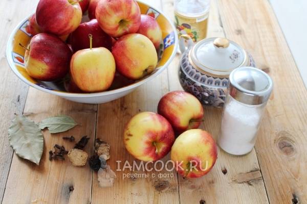 Классический рецепт: маринованные яблоки с гвоздикой и корицей целиком