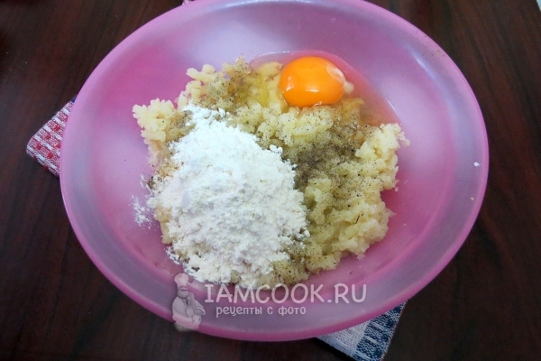 Соединить картофельное пюре, муку и яйцо
