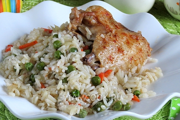Курица с рисом и зеленым горошком в духовке