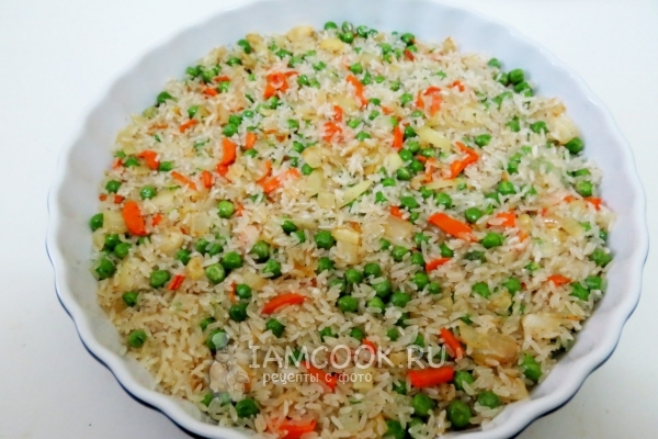 Выложить в форму овощи с рисом