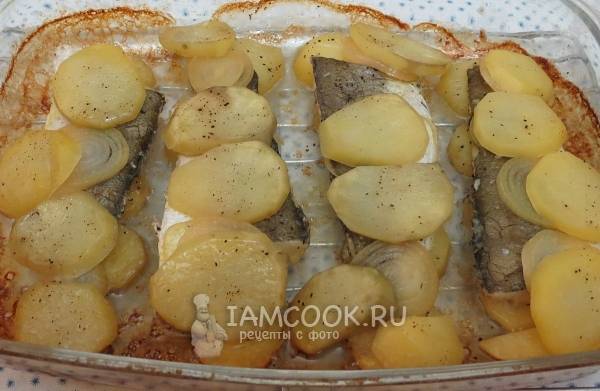 Запеченный хек с картошкой и морковью