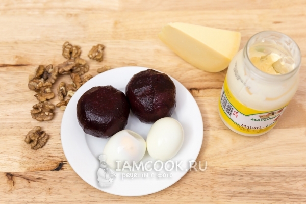 Ингредиенты для свекольного салата из свеклы с сыром и яйцом